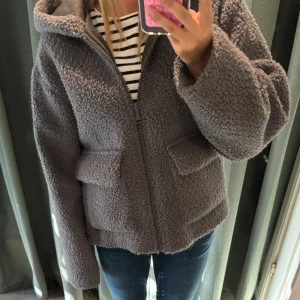 grå gullig teddyjacka från Zara - gullig teddyjacka från zara. kommer inte till användning. stor i storleken. storlek 164-från zara barn. 