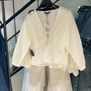 Populär Zara blus  - Säljer denna superstora blusen ifrån Zara! Köpte den här på Plick har aldrig använt den då den var för tajt vid bröstkorgen! 