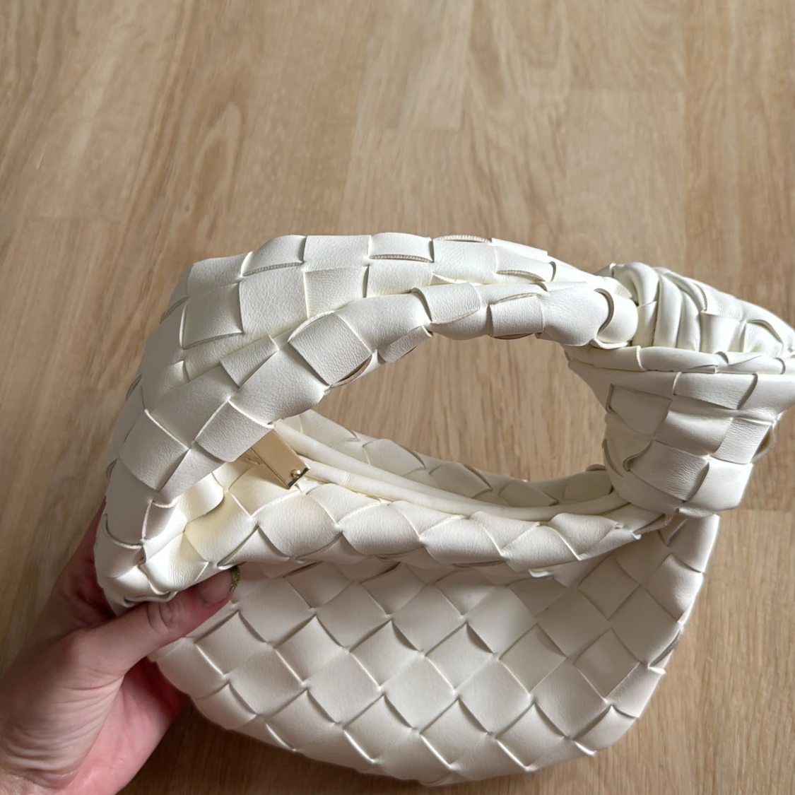 Vit flätad axelväska i skinn - 1