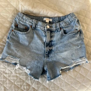 Jeansshorts - Säljer dessa ljusblå jeansshorts ifrån gina💗storlek 158 men passar xs/s, det finns även resor i midjan! De är i bra skick och superfina nu i sommar!!🥰