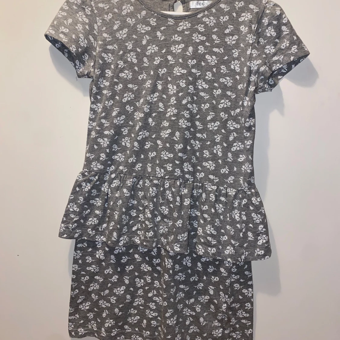 Grå blommig klänning från bpc