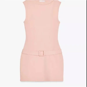 Ljusrosa klänning - Säljer denna ljusrosa klänningen, perfekt för skolavslutnings klänning även till en mysig sommar kväll. Den är i strl M men är passar dem som är S. Köpt nydligen och är i mycket bra skick. Va inte rädda att ställa frågor🥰🥰