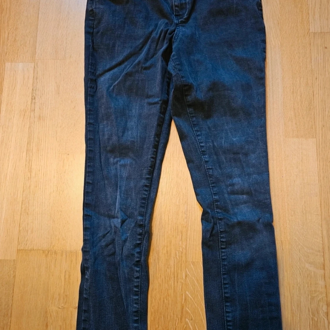 Svart/gråa högmidjade skinny jeans stl 44