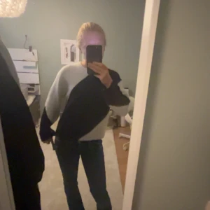 Beige och svart stickad tröja Gina Tricot - Säljer en snygg stickad tröja från Gina Tricot i beige/vitt och svart mönster. Tröjan är använd ett fåtal gånger men har inga tecken på skador.