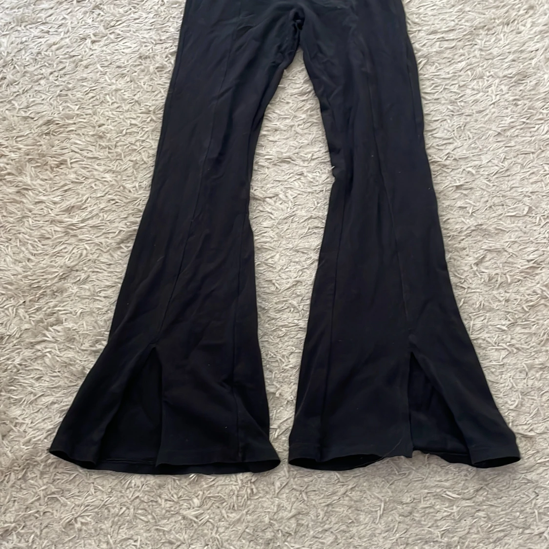 Svarta bootcut byxor med slits - 2