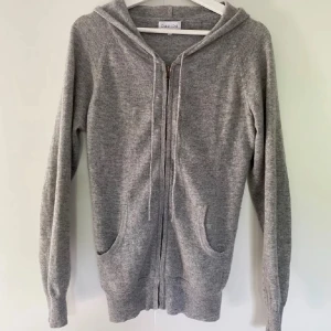 Kashmir zip hoodie från Davida - Kashmir hoodie från Davida i storlek S kan även passa M. Nypris är ca 3500kr. 