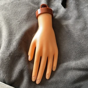 Träningshand för nagelövning i plast - Säljer denna övningshand som man kan träna att göra naglar på , är lite sliten på Peck fingret och lång fingret men jag ska fixa det , säljer denna för 35 kr !🥰