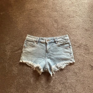 Jeansshorts  - Så snygga jeansshorts från hm😇Super skick! Slutsålda. Skriv vid intresse eller frågor!💕