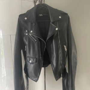 Svart skinnjacka från Zara  - Snygg svart skinnjacka från Zara, superfint skick, inga skador! skicka för bild på🩷