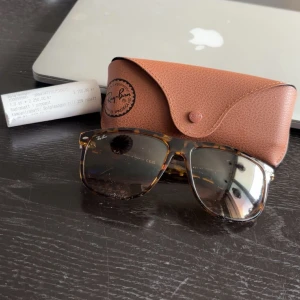 Ray-Ban Boyfriend solglasögon  - Snygga Ray-Ban solglasögon i klassisk boyfriend-modell med brunmelerad båge och mörka glas. Perfekta för att lyfta din stil med en tidlös vibe. Pris ej hugget i sten😊