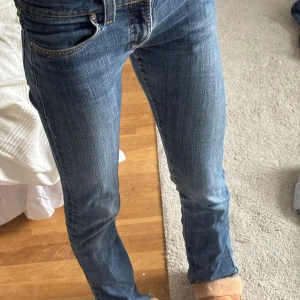 Blå bootcut jeans från nudie jeans co - Snygga blå jeans från nudie jeans co med låg midja. Köpta vintage och sprättade och utsydda på insidan längst ner på benen, för en mer bootcut look. Jättefin passform och supersköna, hör gärna av er för mer frågor eller intresse!