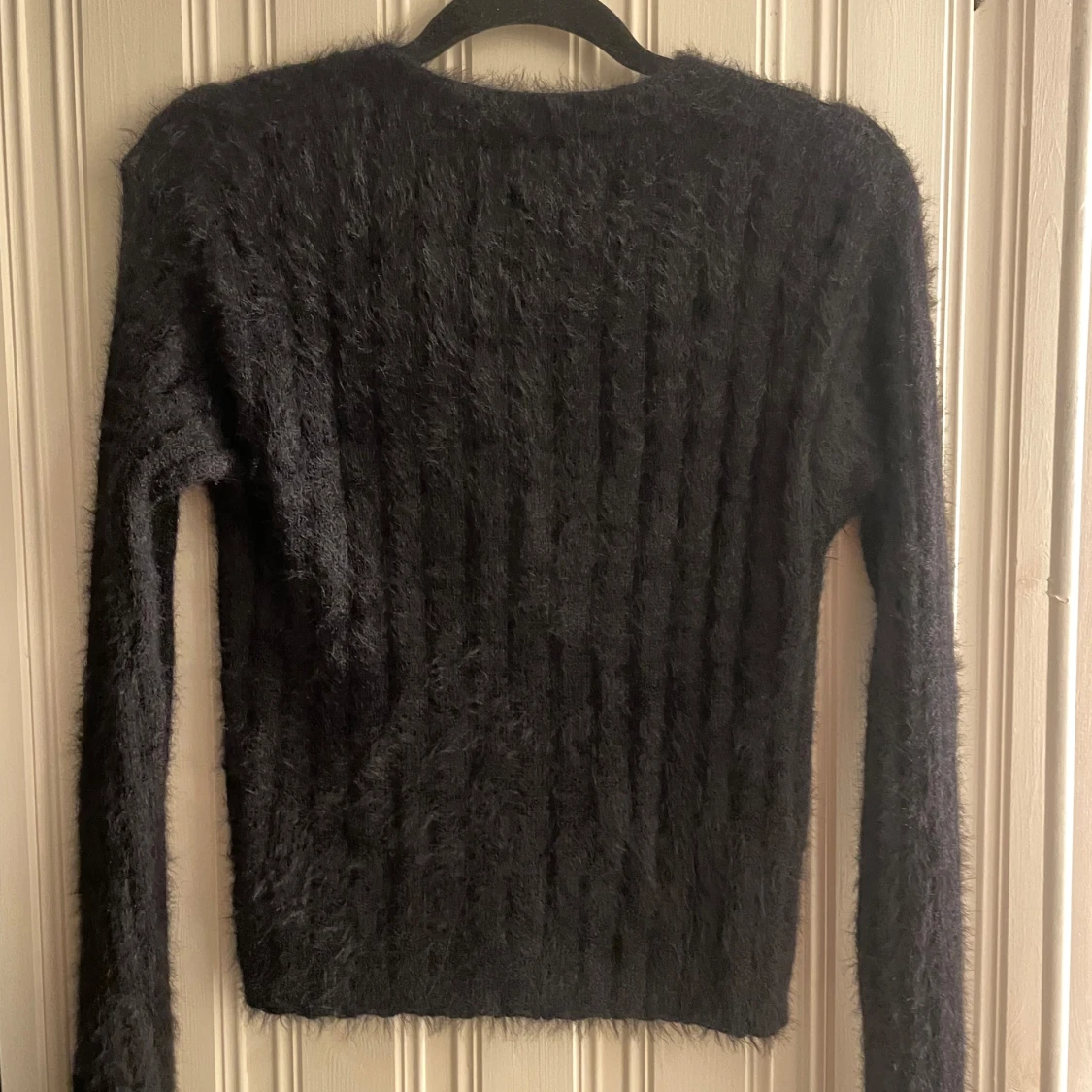 Svart fluffig kofta från Monki med hjärtknappar - 1