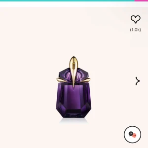 Alien parfym från Mugler lila/guld - Alien från Mugler är en ikonisk parfym i en cool, geometrisk flaska i djupt lila glas med detaljer i guld. Flaskan har en futuristisk design som verkligen sticker ut på hyllan och känns lyxig och mystisk.