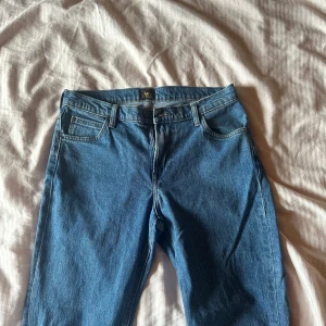 Blå jeans från Lee W31 L32 - Klassiska blå jeans från Lee i modellen WEST. Jätte sköna och bra jeans, använda ett fåtal gånger så jeansen är i nyskick . 