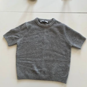 Grå Stickad t shirt tröja från zara  - Grå stickad t-shirt från Zara, aldrig använd och skönt material, skriv om du har någon fundering 💞