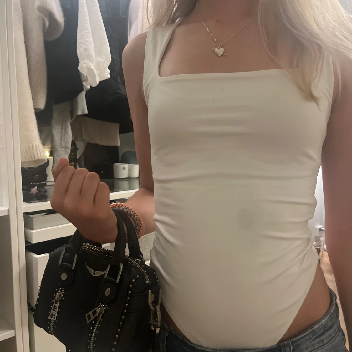 Vit ärmlös linnebody med fyrkantig ringning - 1