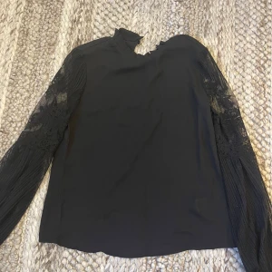 Svart blus  - Svart långärmad blus i storlek XS från Shein. Använd max en gång. I princip ny.