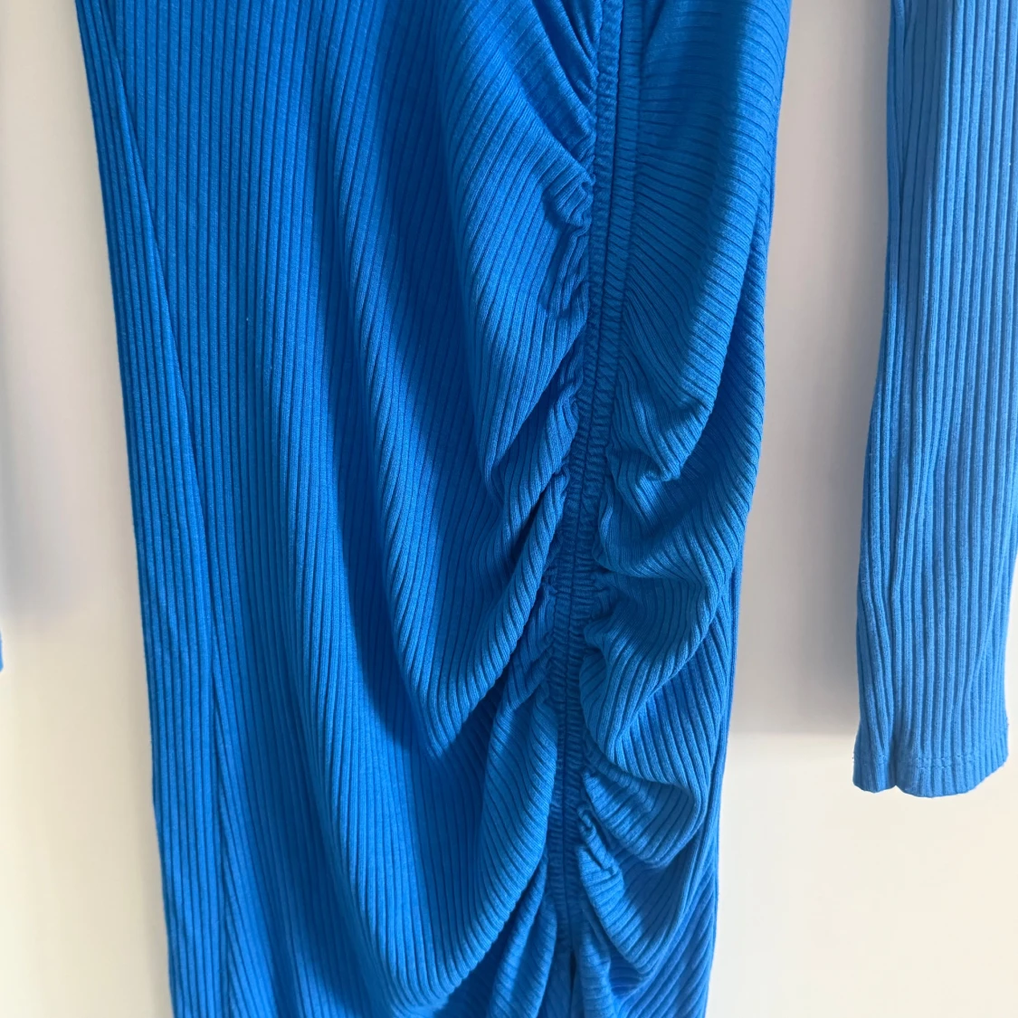 Blå ribbad långklänning med rynk - 1