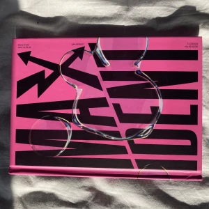 Skz maxident album crush ver - Det finns inga PhotoKort med utan bara photobok och cd och själva albumet💞(man får allt som är med på bilderna