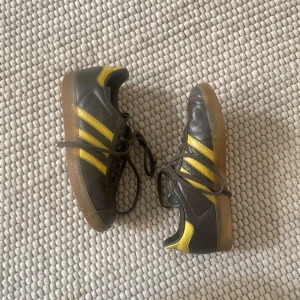 Adidas Gazelle - Supersnygga adidas Gazelle i olivgrön/grå färg med gula ränder ❤️Välanvända men de har inga skador som påverkar funktionen 🫶🏻