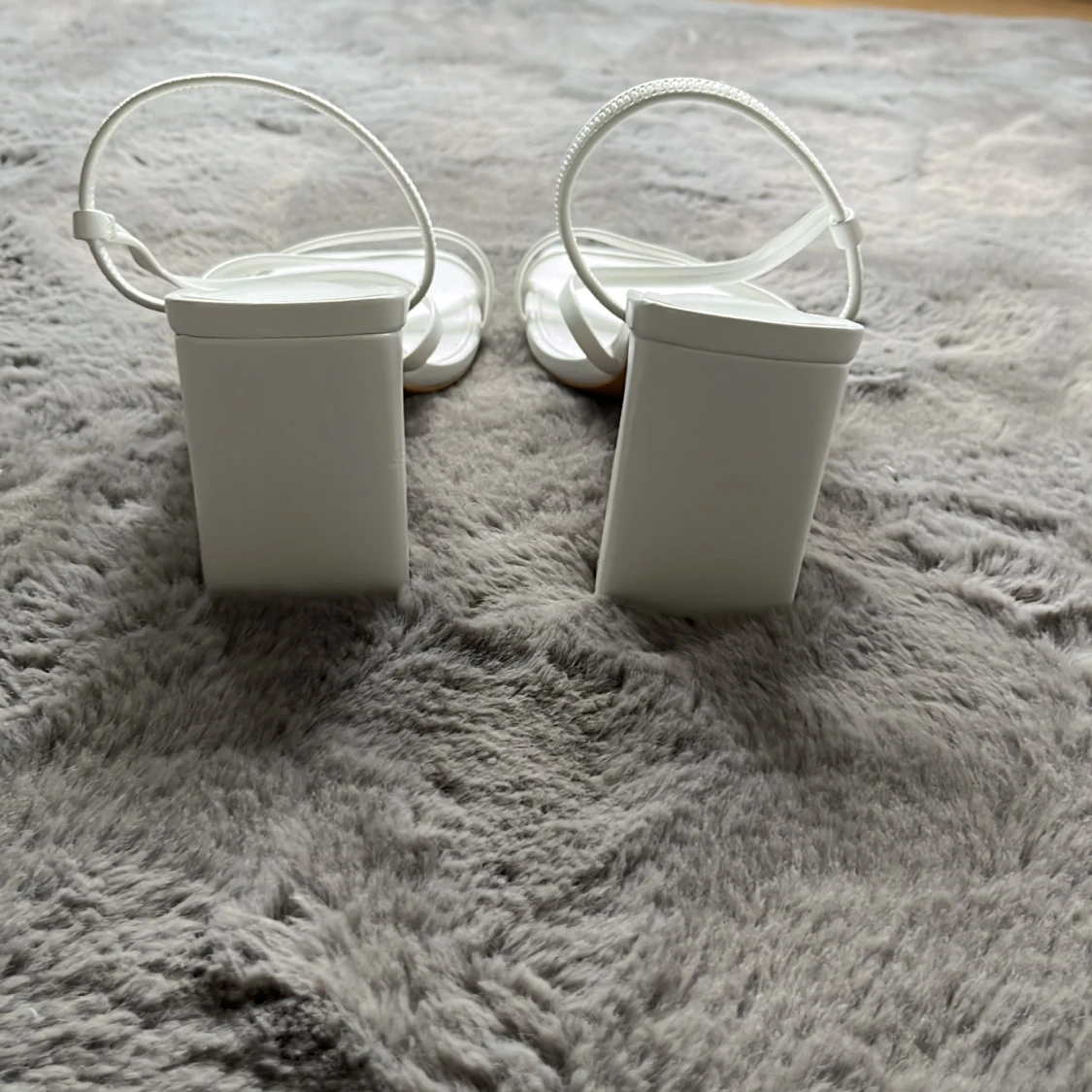 Vita sandaler med klack från H&M - 1