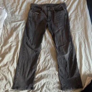 Levi's 514 grå jeans W31 L30 - Säljer ett par grå Levi's 514 jeans med klassisk femficksdesign och raka ben.