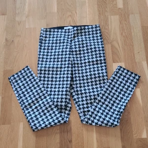 Svartvita rutiga byxor från H&M - Snygga byxor från H&M i svartvitt rutigt mönster. 