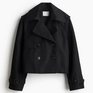 Jacka från hm - Populär jacka från hm i trench-stil, storlek m men passar s också. Helt ny utan defekter💕Nypris 450