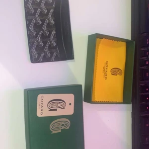 Svart  plånbok med mönster - Snygg och stilren plånbok  i svart med deras ikoniska grafiska mönster i vitt och grått. Plånboken är tillverkad i skinn och har flera kortfack. Perfekt för dig som vill ha något exklusivt och klassiskt i fickan.