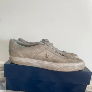 Ralph lauren skor - Mocka Skor från Ralph lauren köpta förra sommaren för 1350 tror ja de har lite defekter men inget märkvärdigt