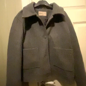 Grå ulljacka med stora fickor - Snygg grå jacka som passar perfekt till hösten. Använd en säsong, inga defekter 