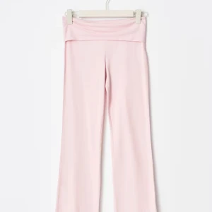 Yoga pants rosa  - Säljer ett par ljusrosa bootcut byxor från Gina Tricot. De har en mjuk och stretchig känsla, hög midja och utsvängda ben. Perfekta för en chill och trendig look.
