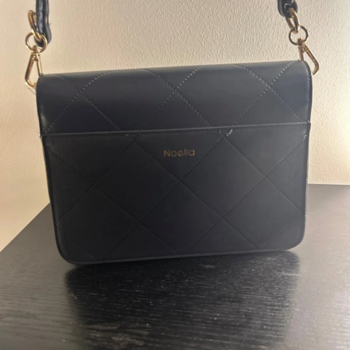 Svart quiltad axelväska från Noella - 1
