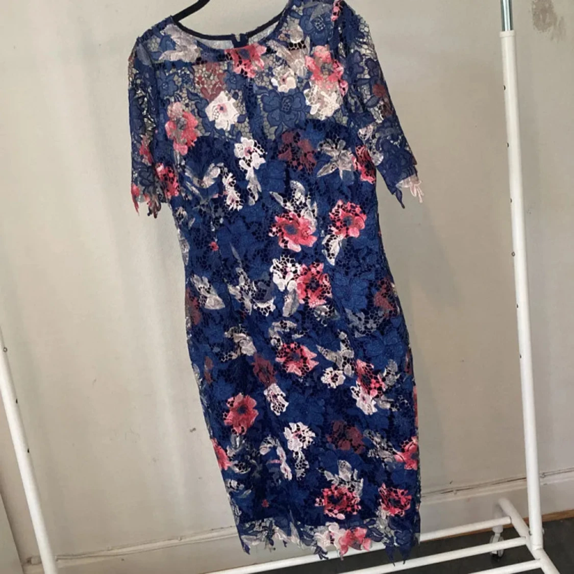 Blommig spetsklänning i blått och rosa - 1