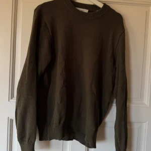 Olivgrön stickad tröja från Les Deux  - Säljer en olivgrön stickad tröja från Les Deux i storlek M. Svårt att få en ärlig bild på tröjans färg, men syns som tydligast på bild 2. Säljer den för den har blevit för liten för mig. Tröjan har mer en loose fit i modellen.