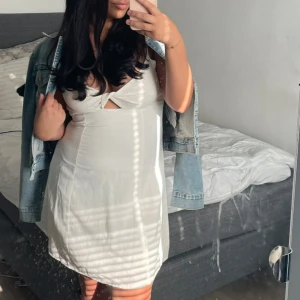 Vit kort klänning - En vit söt klänning från hm. Använd en gång. Köpt för 350kr