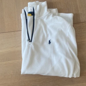 Raulph lauren zip - Säljer denna vita raulph lauren zip tröjan eftersom den är för liten för mig. Storleken är S och skicket är 9/10. Priset går att diskutera kom med förslag!!