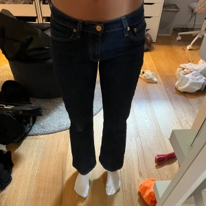 Levi's jeans med bootcut. - Säljer ett par Levi's jeans i mörkblå. De har bootcut passform med låg midja. Säljer pågrund av att de är förkorta för mig. Jag är 1,64cm för kontext.