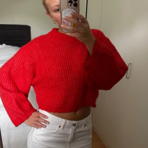 Röd stickad tröja - Stickad tröja från gina tricot. Jättebra skicka och använd cirka 2 ggr. Storlek XS men känns som Soch superfin röd färg. Perfekt till vintern. 