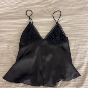 Svart satinlinnetopp från Zara - Satinlinnetopp från Zara