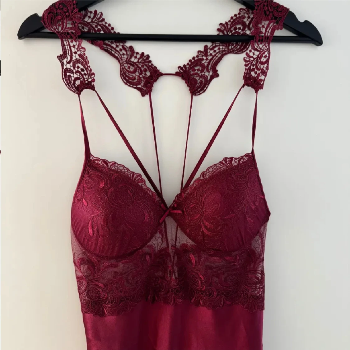 Vinröd sidenlinnetopp med spets - 1