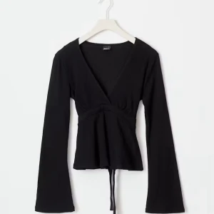 Svart topp med knyt - Hejjj jag säljer denna svarta v ringade tröjan med knytning i ryggen.💕 jag säljer denna pågrund av att den inte används, har använt den 1 gång. Den har inga defekter alls och är i helt nytt skick. Köpte den för 300 kr. Helt slutsåld på sidan!!