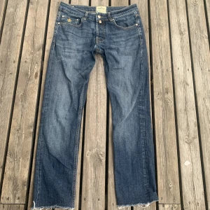 Faded morris jeans i färgen mörkblå modell Stevejeans storlek 30/33 ny pris 1800kr - Morris jeans i färgen blå inga defekter eller hål använt dem mycket men dem har väldigt mycket kvar att ge! Ny pris ca 1800 Mitt pris 250kr🤩  Hör gärna av dig om du har frågor priset är inte huggit till Sten!!!