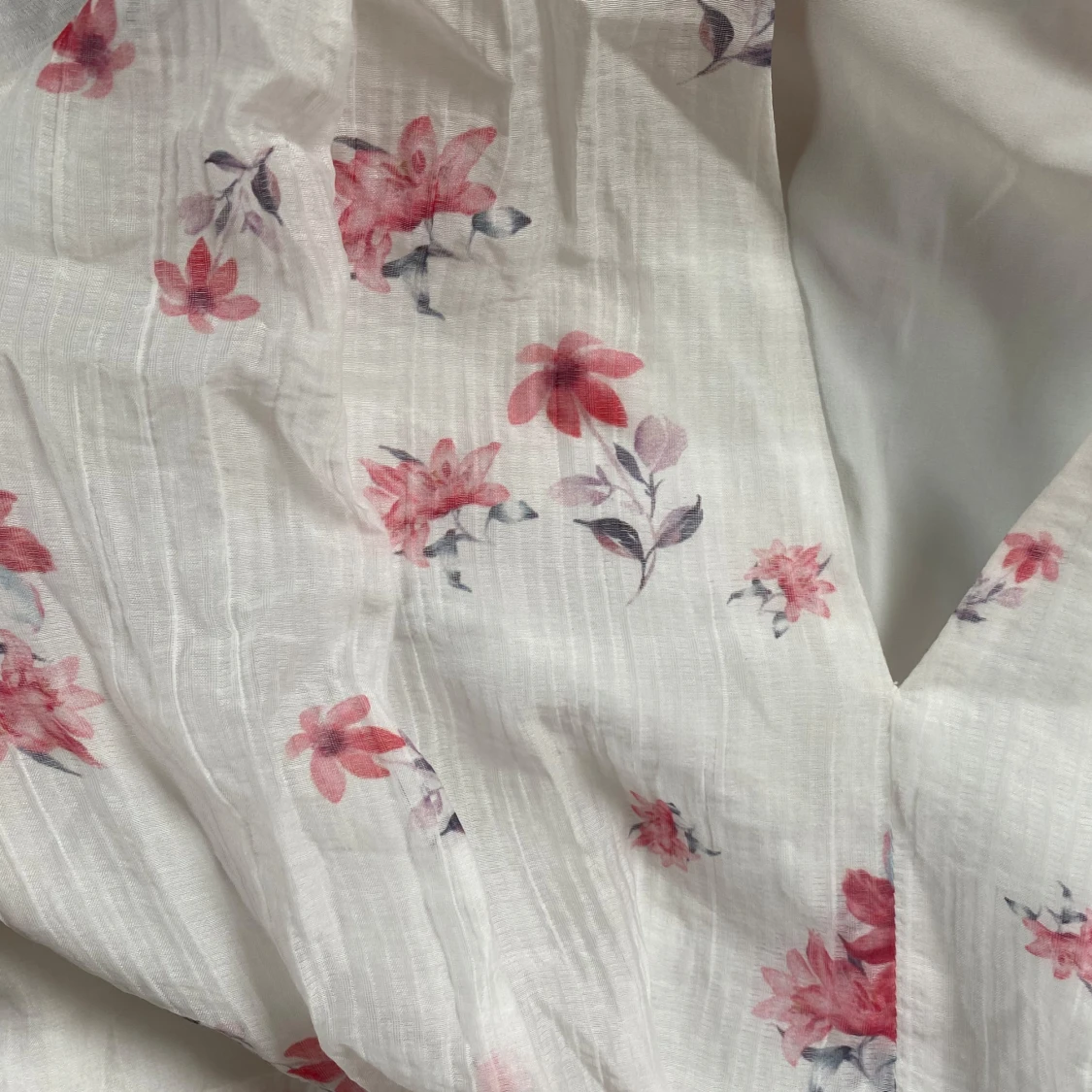 Vit långklänning med blommigt mönster - 3