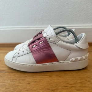Valentino open sneakers  - Säljer nu dessa fina valentino open skor | Super fint skick | Storlek 37 | Kvitto som ingår som intygar äktheten | Hör gärna av vid funderingar eller något 