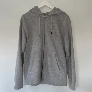 Grå och svart hoodie - Två hoddies 