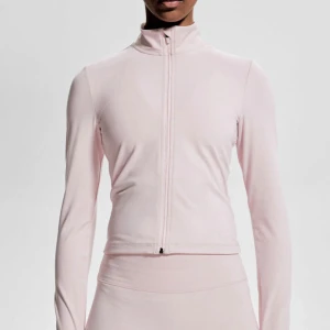 Ljusrosa sportig jacka hm softmove  - Supersnygg ljusrosa jacka med hög krage och hel dragkedja framtill. Jackan är figurnära och har långa ärmar, perfekt för träning eller chill. Tillverkad i mjukt och stretchigt syntetmaterial som andas. Från hm soft move. Slutsåld på nätet‼️