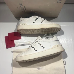 Valentino skor - Hej! Säljer nu mina skor från märket Valentino, storlek 38.5 bra skick, allt på bilden ingår. Tveka inte på att höra av dig om du har frågor eller funderingar kring skorna! 