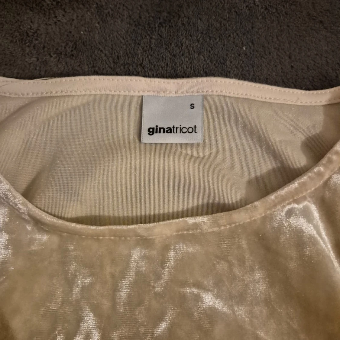 Beige sammetsklänning Gina Tricot - 2