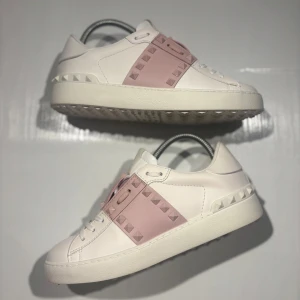 Valentino Skor - Hej! Säljer nu mina skor från märket Valentino, storlek 38.5 bra skick, allt på bilden ingår. Tveka inte på att höra av dig om du har frågor eller funderingar kring skorna! 